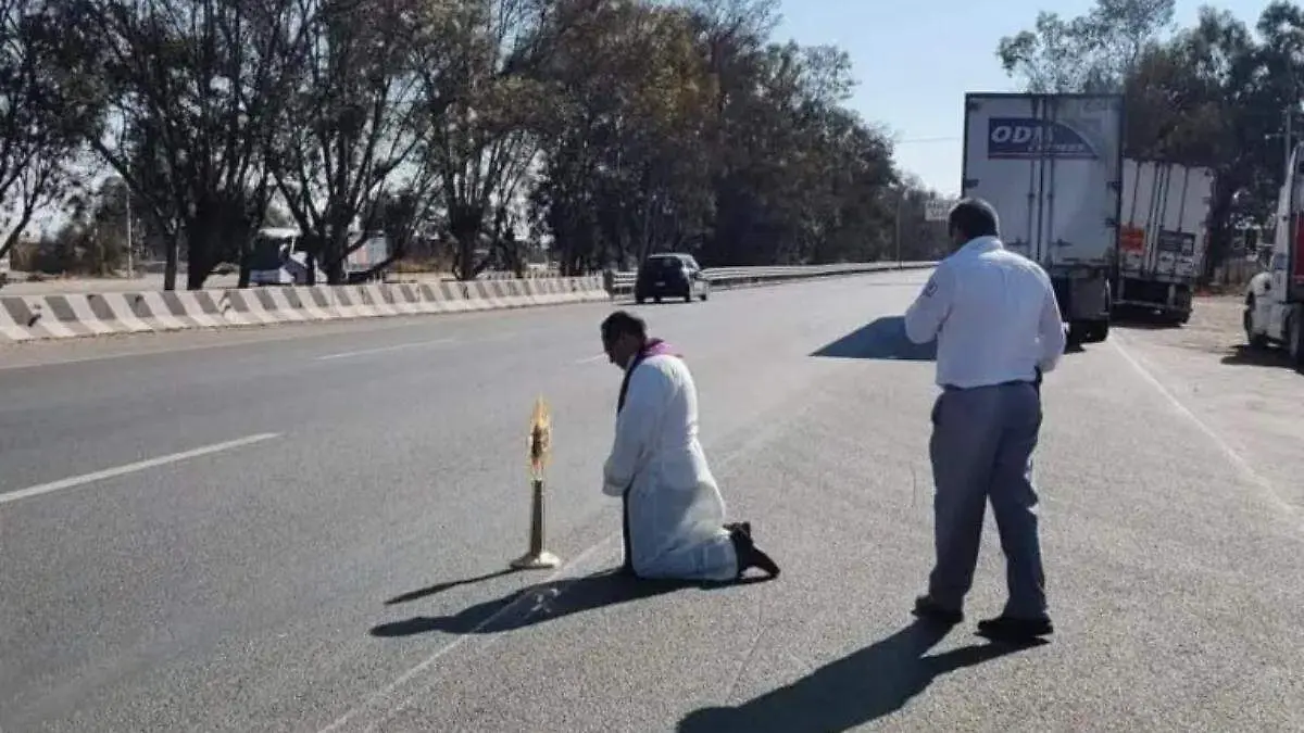 Llevan a sacerdote a bendecir autopista México-Querétaro